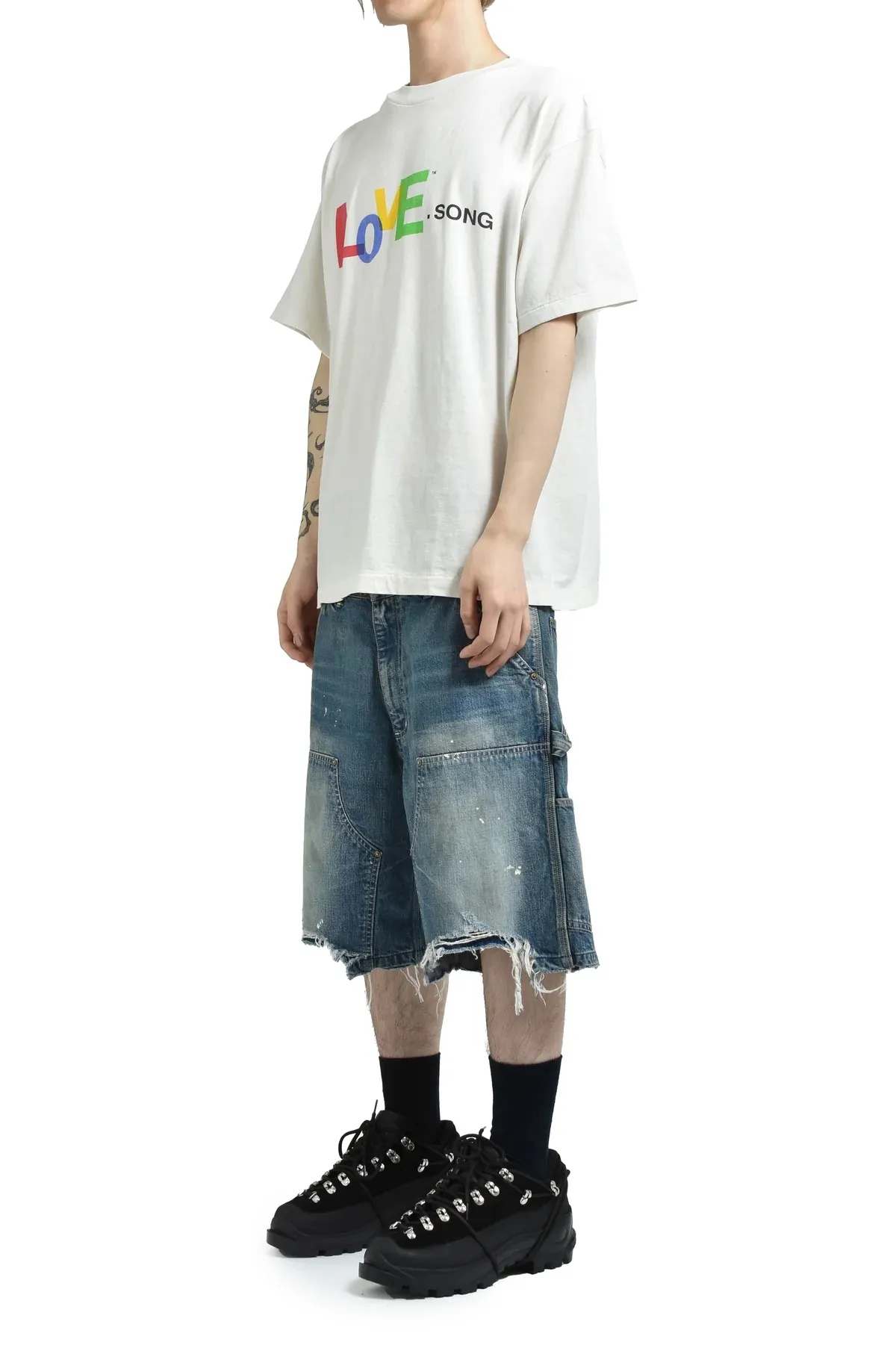 SAINT Mxxxxxx DOUBLE KNEE SHORTS/BLU Knee patches splashed with ink and water-splashed denim shorts. Denim blue S-XL. Custom-woven and dyed denim fabric with clear texture. Heavy-wash water-fading treatment to create local mottled fading/hole effects. Artificial distressing to simulate natural wearing marks. VINTAGE sense. Original consistent damage treatment. Hand-splashed ink and paint. Original consistent wash mark/pocket mark. Double knee patch. Rivet reinforcement. Improve functionality while enhancing design
